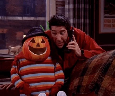 Cena de Halloween na série Friends: Ross coloca telefone no ouvido da abóbora